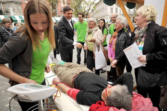 Predsednik republike Borut Pahor se je na Prešernovem trgu udeležil dogodka Krog zdravja, ki ga organizirajo v Društvu študentov medicine Slovenije v okviru projekta Misli na srce.